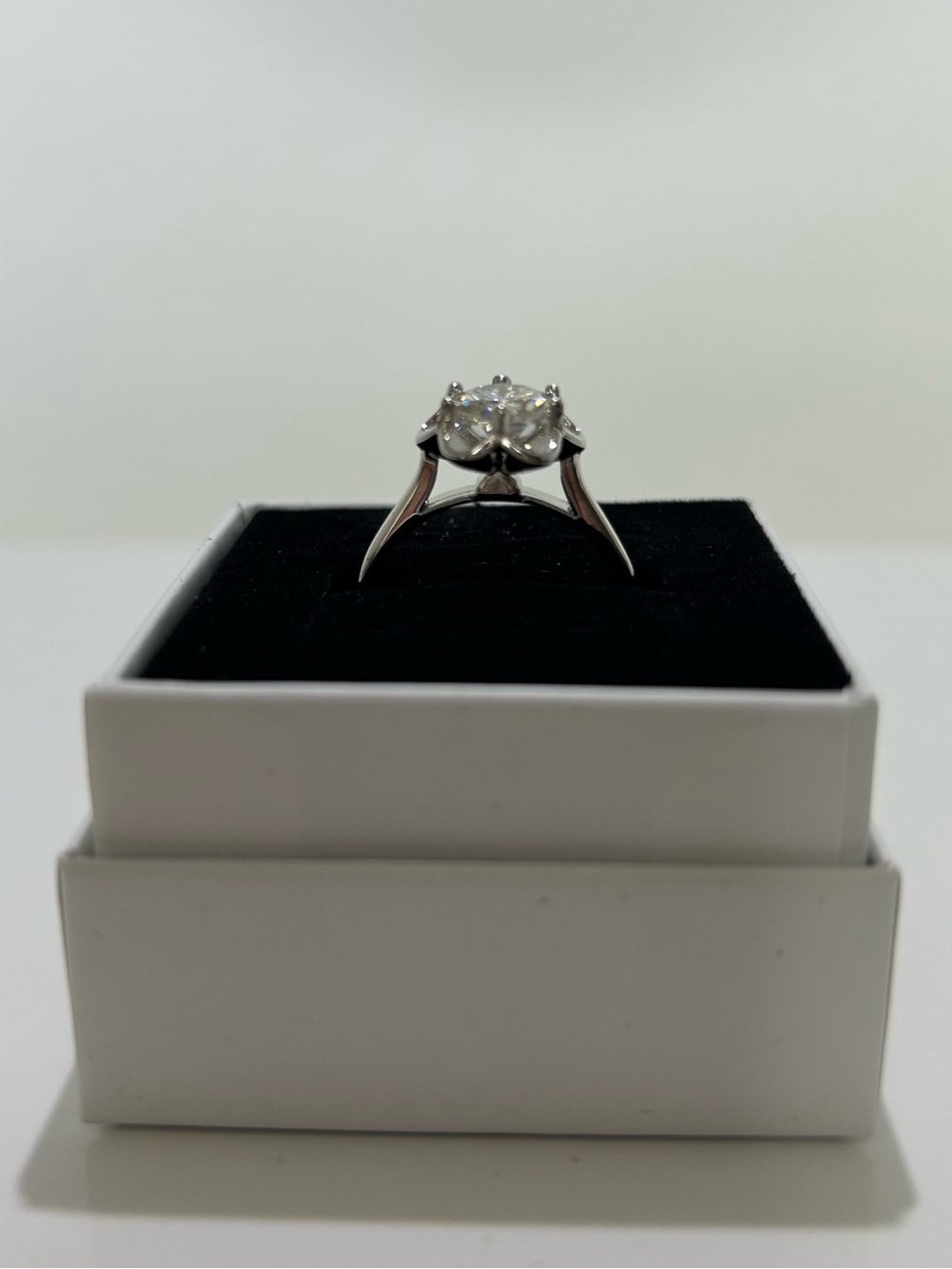 Moissanite Flower Solitaire Ring Size8 Round White Prong Set Silver Tone Rhodium